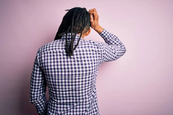 Jovem Afro Americano Africano Bonito Homem Com Dreadlocks Vestindo Camisa — Fotografia de Stock