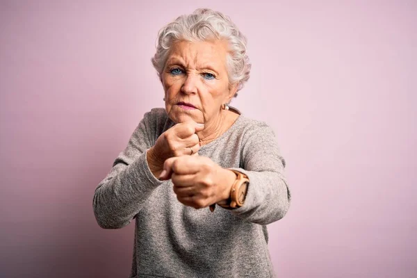 Ältere Schöne Frau Lässigem Shirt Vor Isoliertem Rosa Hintergrund Faustschlag — Stockfoto