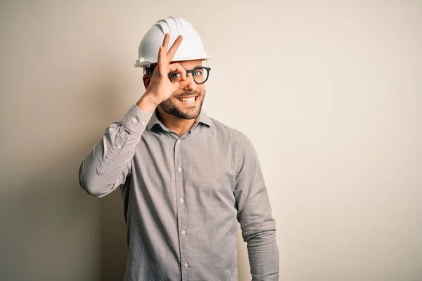年轻的建筑师 头戴建筑工地安全帽 背景偏僻 手握微笑 看着手指 面带笑容 做一个不错的手势 — 图库照片