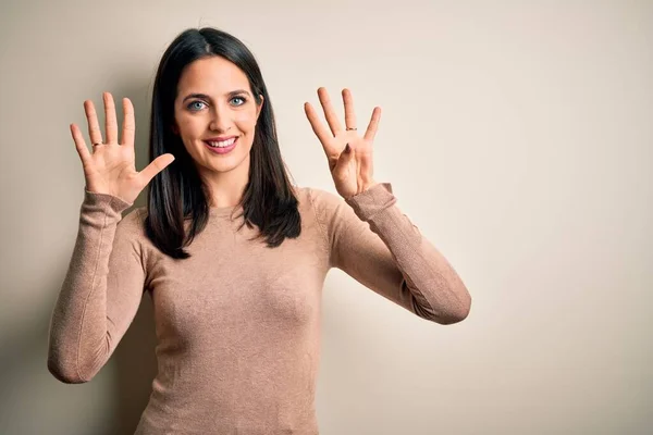 Junge Brünette Frau Mit Blauen Augen Trägt Lässigen Pullover Über — Stockfoto