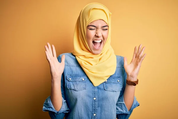 Giovane Bella Ragazza Indossa Hijab Musulmano Piedi Sopra Isolato Sfondo — Foto Stock