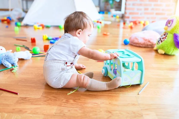 愛らしい幼児は幼稚園でたくさんのおもちゃを遊んでいます — ストック写真