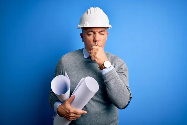 Arquitecto Guapo Pelo Gris Mediana Edad Con Casco Seguridad Sosteniendo —  Fotos de Stock