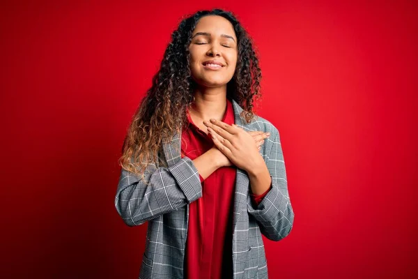 Jovem Mulher Negócios Bonita Com Cabelo Encaracolado Vestindo Jaqueta Elegante — Fotografia de Stock