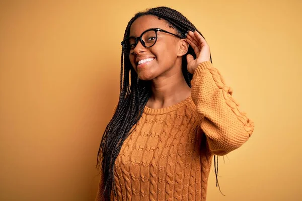 Mujer Joven Afroamericana Inteligente Con Gafas Suéter Casual Sobre Fondo —  Fotos de Stock