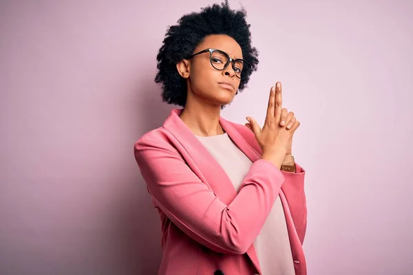 Mladá Krásná Afro Americká Obchodnice Kudrnatými Vlasy Růžové Bundě Symbolickou — Stock fotografie