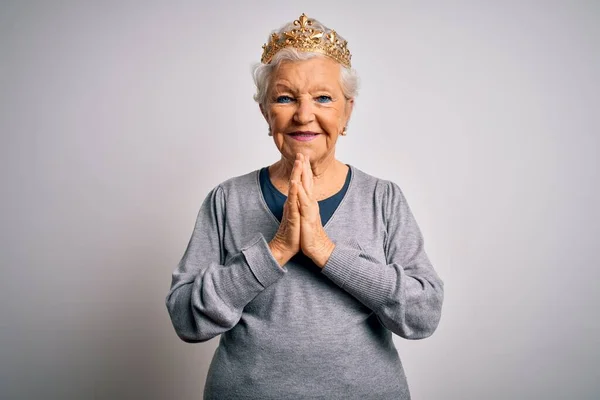 Старшая Красивая Седовласая Женщина Золотой Короне Королевы Белом Фоне Молится — стоковое фото