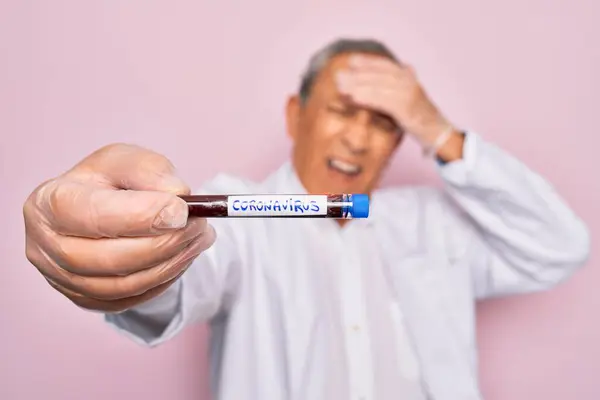 Senior Pohledný Chraptivý Muž Držící Test Koronavirové Trubice Nad Izolovaným — Stock fotografie