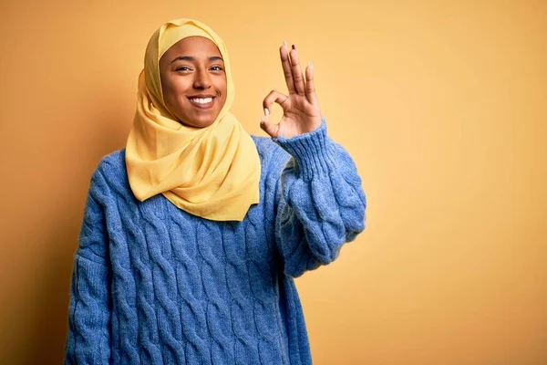 Junge Afroamerikanische Afro Frau Trägt Muslimischen Hijab Über Isoliertem Gelbem — Stockfoto