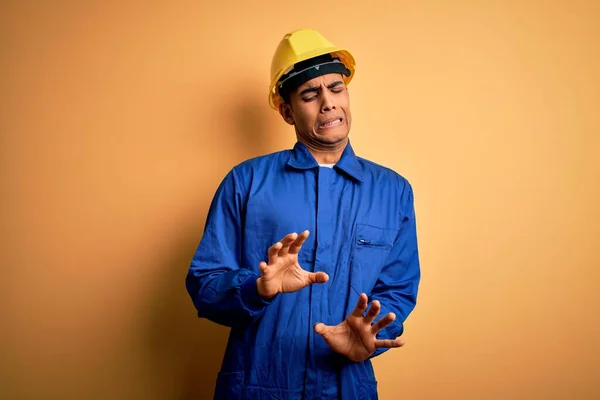 Joven Trabajador Afroamericano Guapo Vistiendo Uniforme Azul Casco Seguridad Expresión —  Fotos de Stock