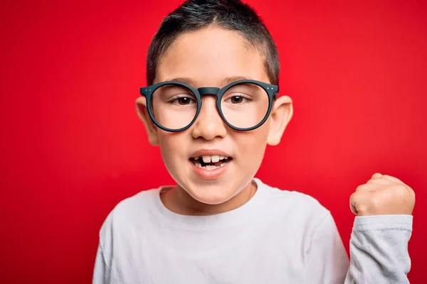 Giovane Bambino Intelligente Ragazzo Indossa Occhiali Nerd Sfondo Rosso Isolato — Foto Stock