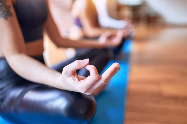 Joven Hermoso Grupo Deportistas Practicando Yoga Haciendo Pose Loto Gimnasio — Foto de Stock