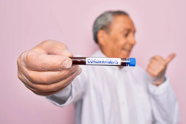 Älterer Gutaussehender Rauer Mann Mit Coronavirus Röhrentest Über Isoliertem Rosafarbenem — Stockfoto