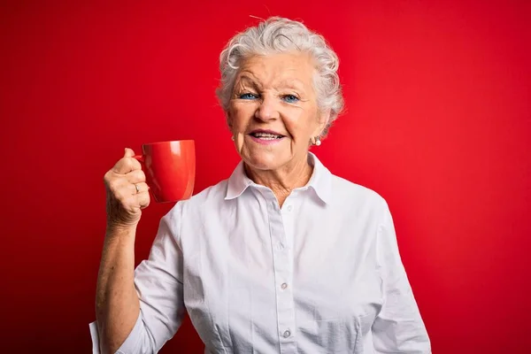 Senior Hermosa Mujer Bebiendo Taza Café Pie Sobre Fondo Rojo —  Fotos de Stock