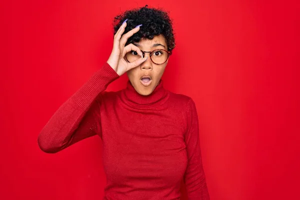 Fiatal Gyönyörű Afro Amerikai Garbó Pulóvert Visel Szemüveget Csinál Oké — Stock Fotó