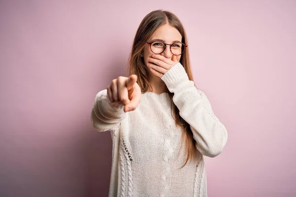 Jonge Mooie Roodharige Vrouw Dragen Casual Trui Bril Roze Achtergrond — Stockfoto