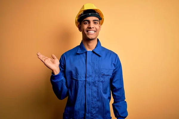 Jonge Knappe Afro Amerikaanse Arbeider Blauw Uniform Veiligheidshelm Lachend Vrolijk — Stockfoto