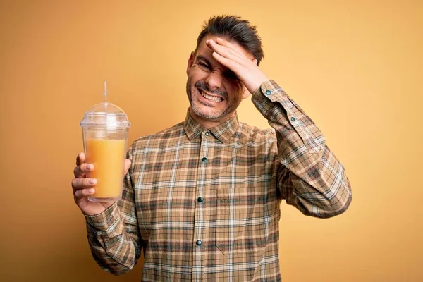 Jovem Homem Bonito Bebendo Suco Laranja Saudável Usando Palha Sobre — Fotografia de Stock
