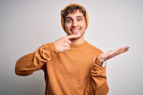 Pemuda Pirang Tampan Dengan Rambut Keriting Mengenakan Sweater Kasual Dan — Stok Foto