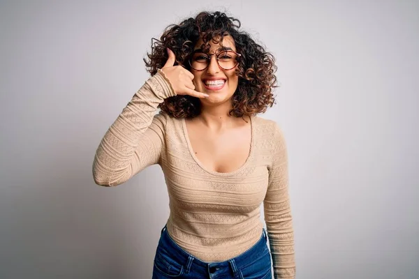 Mladá Krásná Kudrnatá Arabka Neformálním Tričku Brýlích Bílém Pozadí Usmívající — Stock fotografie
