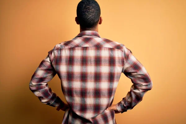 Νεαρός Όμορφος Αφροαμερικάνος Που Φοράει Casual Πουκάμισο Στέκεται Πάνω Από — Φωτογραφία Αρχείου