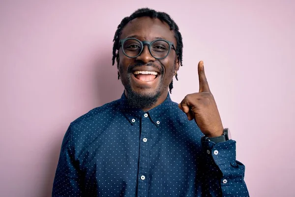 Joven Hombre Afroamericano Guapo Con Camisa Casual Gafas Sobre Fondo — Foto de Stock