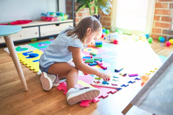 Junge Schöne Blonde Mädchen Kind Genießen Spielschule Mit Spielzeug Kindergarten — Stockfoto