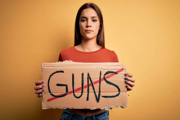 Młoda Piękna Aktywistka Prosi Pokój Trzymając Sztandar Stop Gun Wiadomość — Zdjęcie stockowe