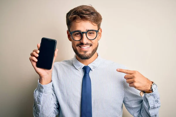 Fiatal Üzletember Gazdaság Smartphone Felett Áll Elszigetelt Fehér Háttér Meglepetés — Stock Fotó