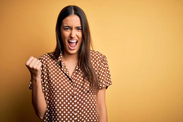 Mulher Morena Bonita Nova Vestindo Camisa Casual Sobre Fundo Amarelo — Fotografia de Stock