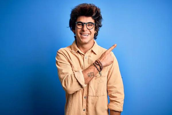Genç Yakışıklı Bir Adam Günlük Gömleğini Giymiş Mavi Arka Planda — Stok fotoğraf