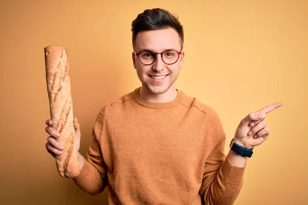 Mladý Pohledný Kavkazský Muž Brýlích Drží Čerstvou Bagetu Chleba Velmi — Stock fotografie