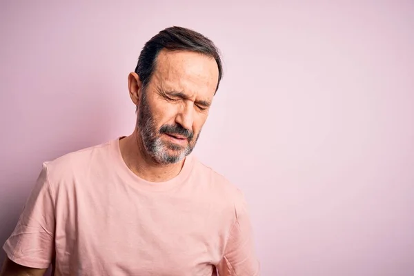 Homem Hoary Meia Idade Vestindo Shirt Casual Sobre Fundo Rosa — Fotografia de Stock