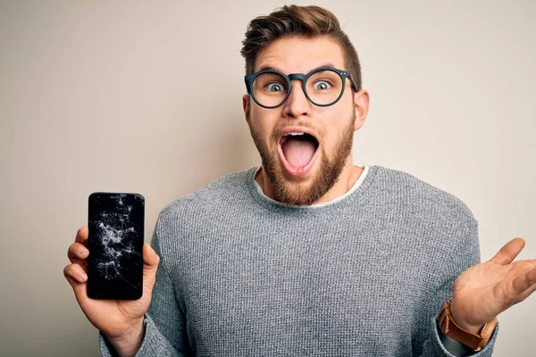 Giovane Uomo Biondo Con Barba Gli Occhi Azzurri Con Gli — Foto Stock