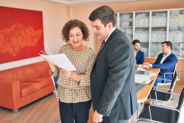 Mitarbeiter Von Wirtschaftsanwälten Treffen Sich Der Kanzlei Professionelle Führungskräfte Arbeiten — Stockfoto