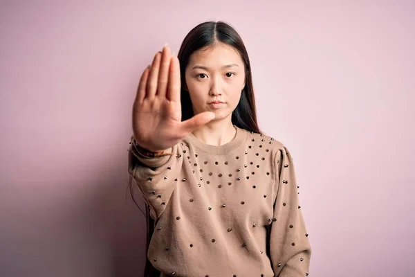 Jovem Bela Mulher Asiática Vestindo Moda Elegante Suéter Sobre Rosa — Fotografia de Stock