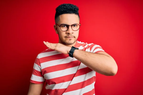 Jovem Homem Bonito Vestindo Casual Listrado Shirt Óculos Sobre Isolado — Fotografia de Stock