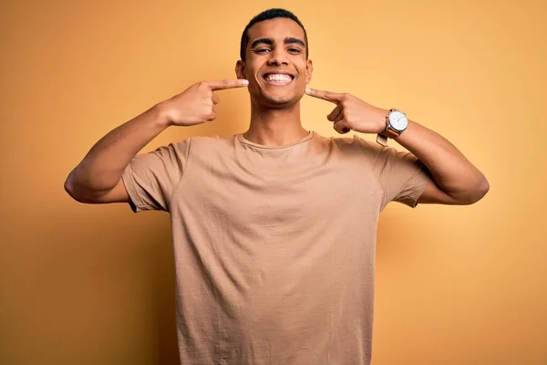 Joven Hombre Afroamericano Guapo Con Camiseta Casual Pie Sobre Fondo —  Fotos de Stock