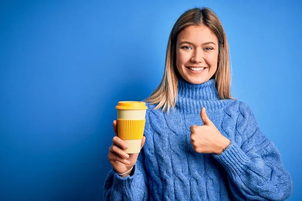 Jeune Belle Femme Tenant Emporter Verre Café Sur Fond Bleu — Photo