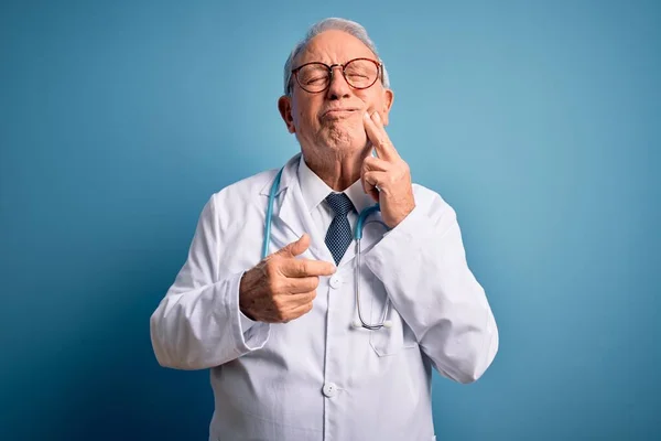 Hombre Médico Pelo Gris Mayor Que Usa Estetoscopio Abrigo Médico —  Fotos de Stock