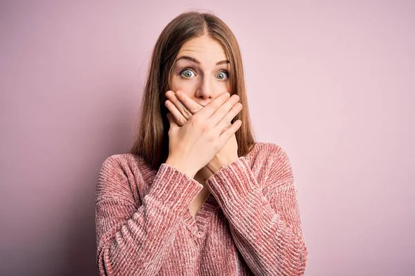 Joven Hermosa Pelirroja Vistiendo Suéter Casual Sobre Fondo Rosa Aislado — Foto de Stock