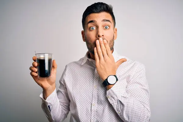 Jovem Homem Bonito Beber Uma Xícara Café Quente Sobre Branco — Fotografia de Stock