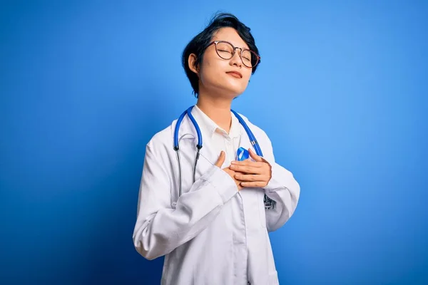 Młoda Piękna Azjatycka Lekarka Stetoskopie Płaszczu Niebieską Wstążką Nowotworową Uśmiechnięta — Zdjęcie stockowe