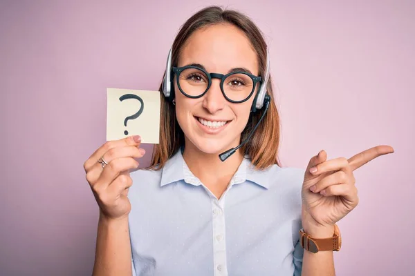 Schöne Callcenter Agentin Arbeitet Mit Headset Mit Erinnerung Mit Fragezeichen — Stockfoto