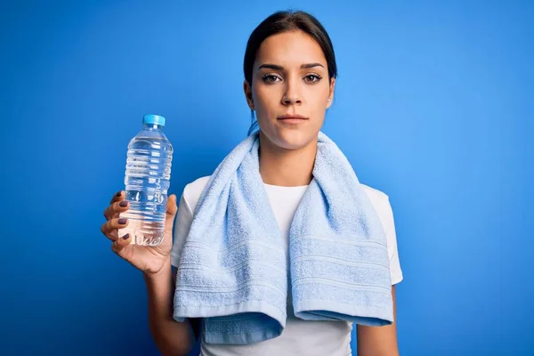 Junge Schöne Brünette Sportlerin Trägt Ein Handtuch Und Trinkt Eine — Stockfoto