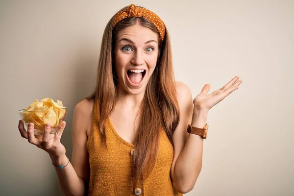 Jovem Mulher Ruiva Bonita Segurando Tigela Com Batatas Fritas Sobre — Fotografia de Stock
