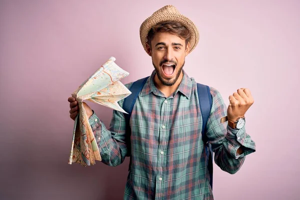 Joven Turista Vacaciones Con Sombrero Sosteniendo Mapa Ciudad Pie Sobre —  Fotos de Stock