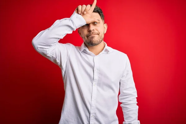 Jeune Homme Affaires Aux Yeux Bleus Portant Une Chemise Élégante — Photo