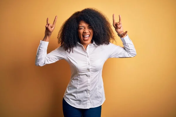 Afro Saçlı Sarı Arka Planda Dikilmiş Çılgın Bir Ifadeyle Elleri — Stok fotoğraf