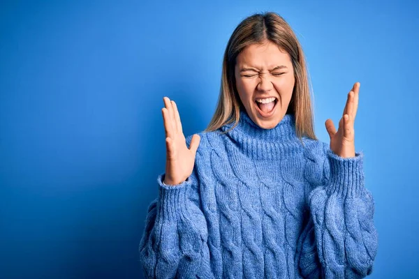 Junge Schöne Blonde Frau Winterlichen Wollpullover Über Blauem Isoliertem Hintergrund — Stockfoto